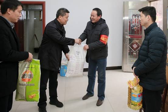 在靖口镇探望beat365官网困难学生家庭20181115-CJ8R9603