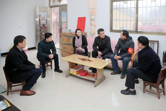 在靖口镇探望beat365官网困难学生家庭20181115-CJ8R9614